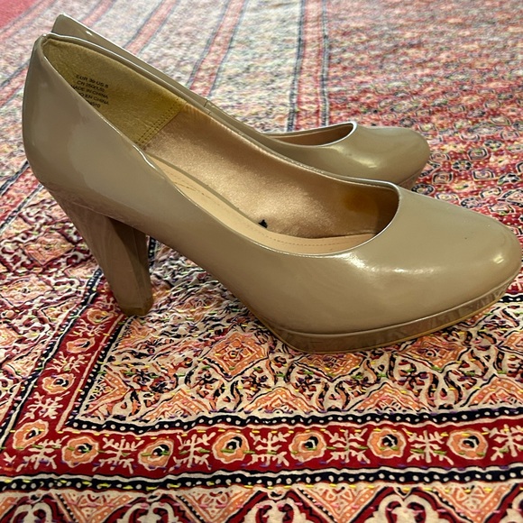 H&M tan patent platform pumps size 8 - Picture 6 of 10